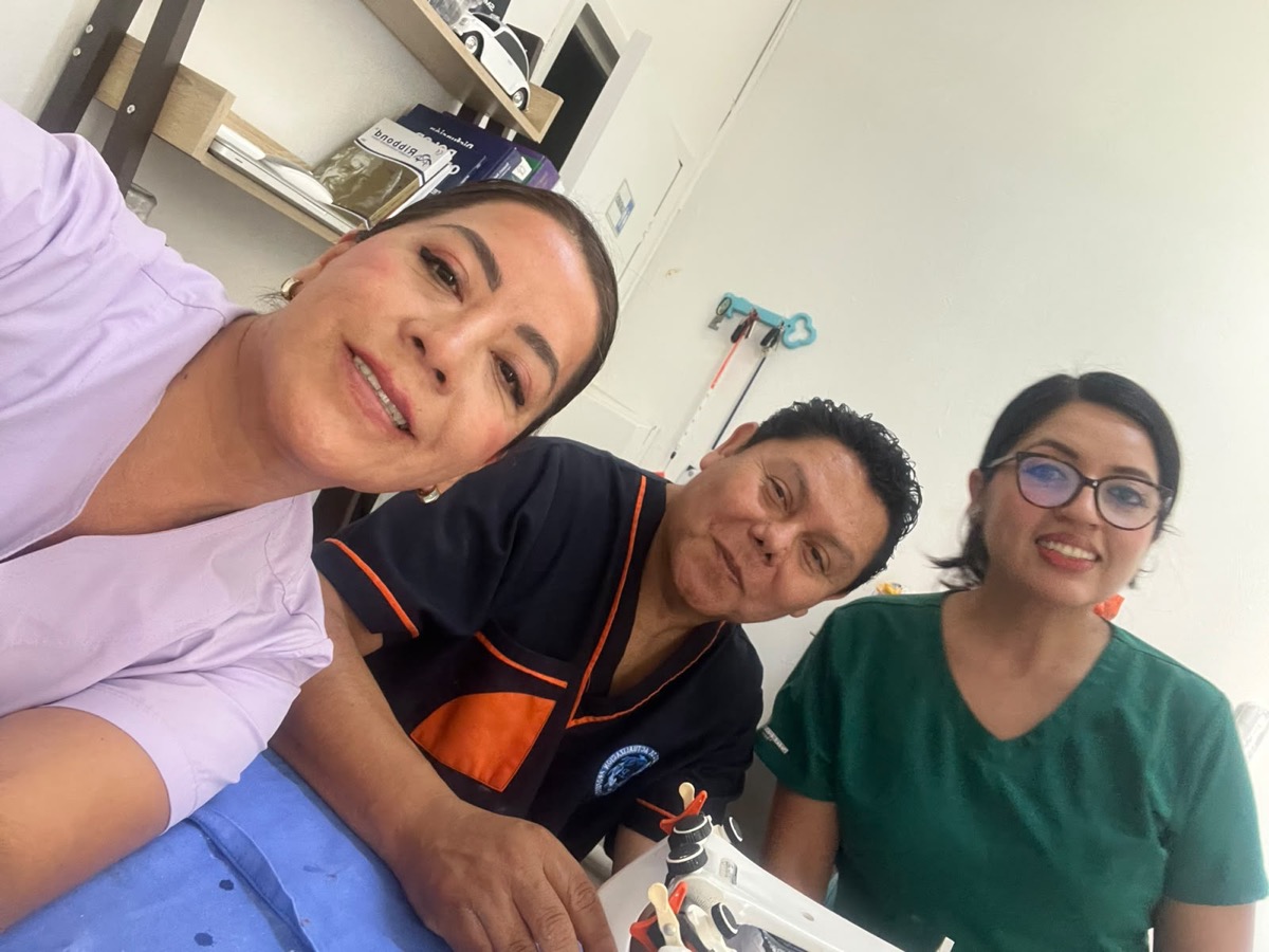 Laura con pacientes en el consultorio